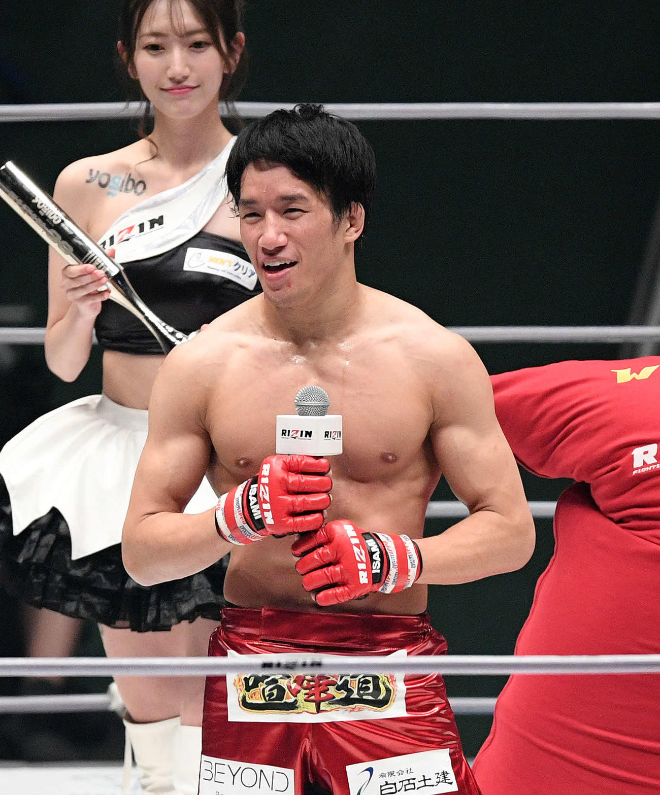 RIZIN30　試合に勝利するも悔しげな表情でマイクパフォーマンスする朝倉（2021年9月19日撮影）
