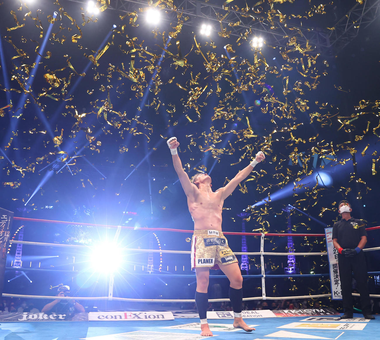 第2代ウエルター級王座決定トーナメントで優勝し歓喜のガッツポーズを決める野杁（撮影・垰建太）