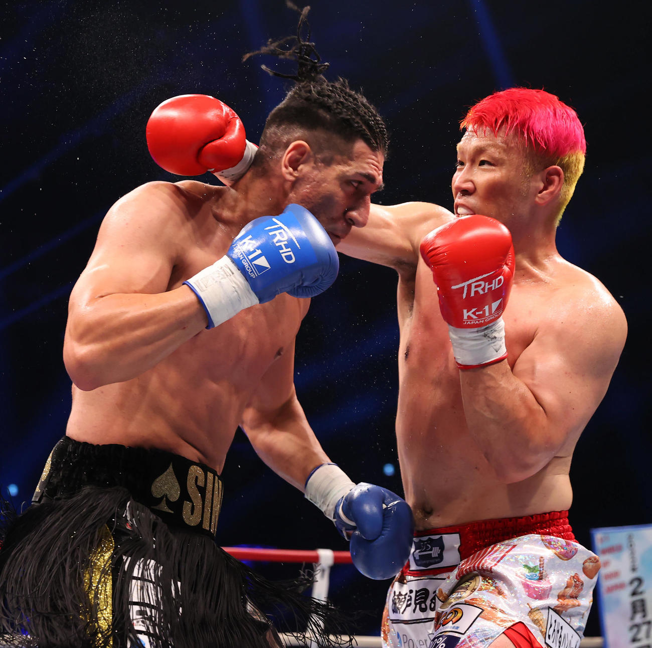 京太郎対シナ・カリミアン　打ち合う京太郎（右）とシナ・カリミアン（撮影・垰建太）