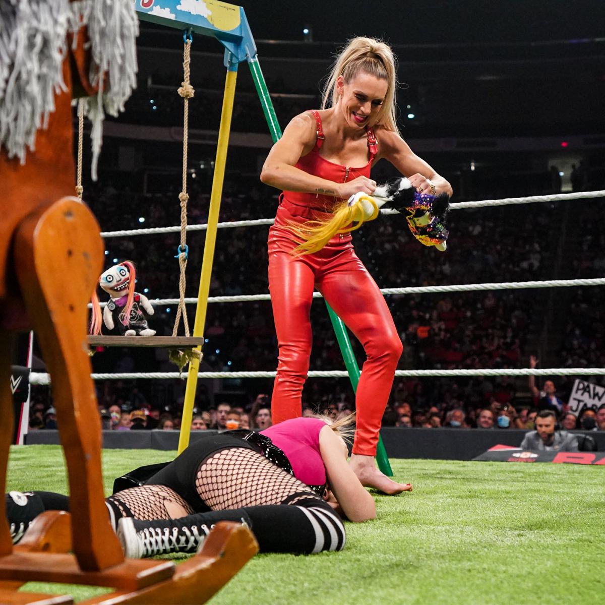 呪い人形シャーリーを引き裂くロウ女子王者フレアー（上）。下は倒れたブリス（C）2021 WWE, Inc. All Rights Reserved.