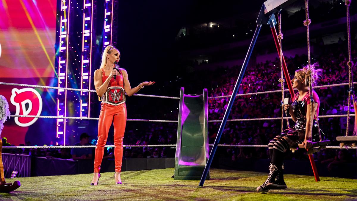 ブランコに乗ったブリス（右）と舌戦を繰り広げたロウ女子王者フレアー（C）2021 WWE, Inc. All Rights Reserved.