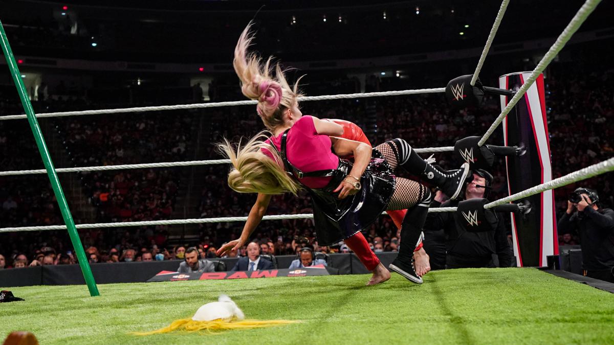 ブリス（右）のDDTを浴びたロウ女子王者フレアー（C）2021 WWE, Inc. All Rights Reserved.