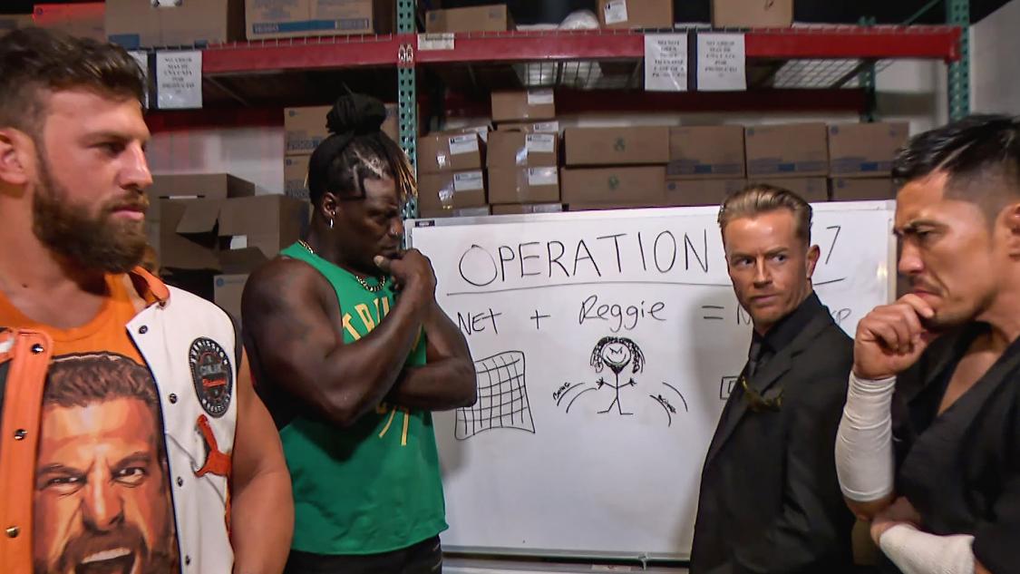 グラック（左端）、Rトゥルース（左から2番目）、マーベリック（同3番目）と会議する戸沢（C）2021 WWE, Inc. All Rights Reserved.