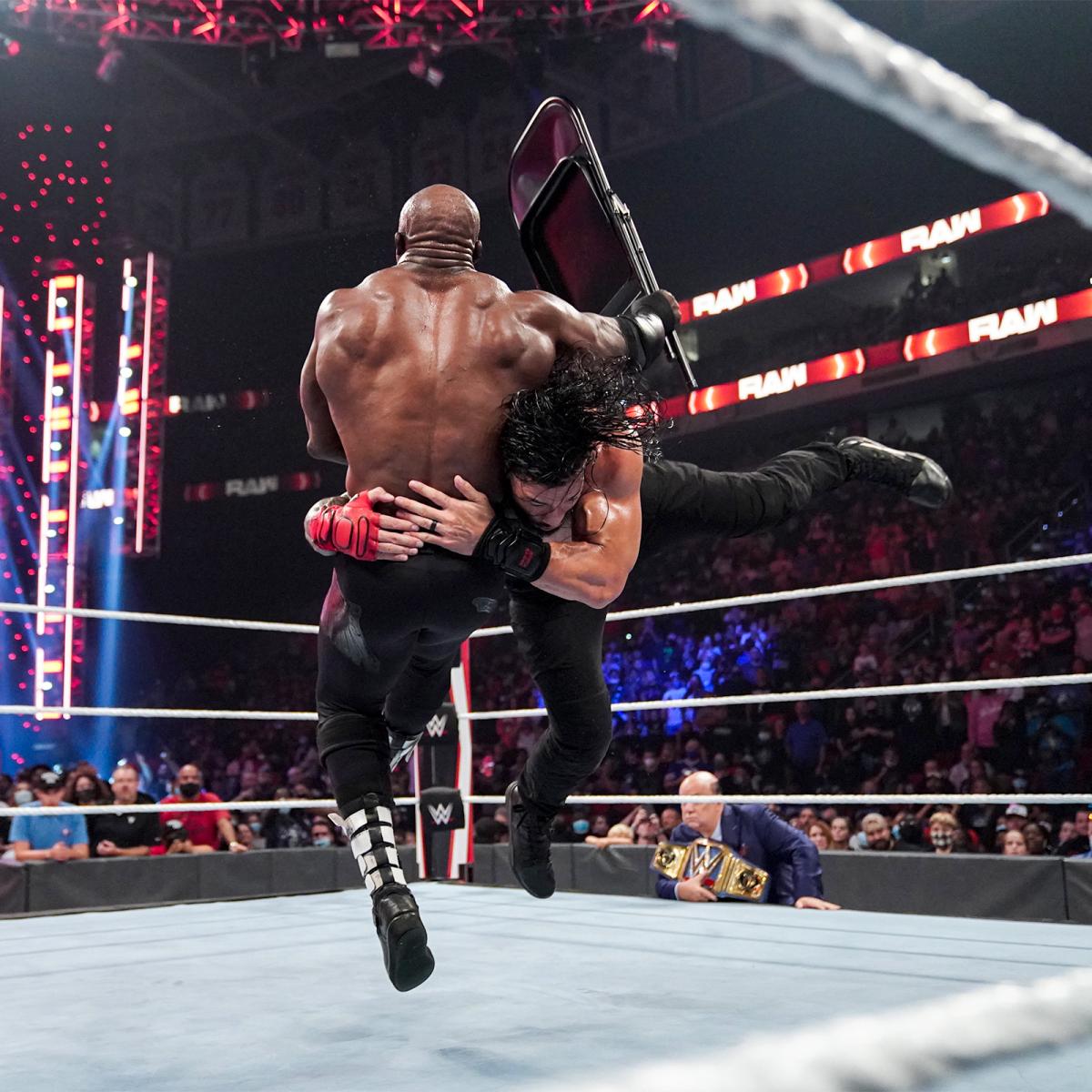 ラシュリー（左）にスピアーを成功させるWWEユニバーサル王者レインズ（C）2021 WWE, Inc. All Rights Reserved.