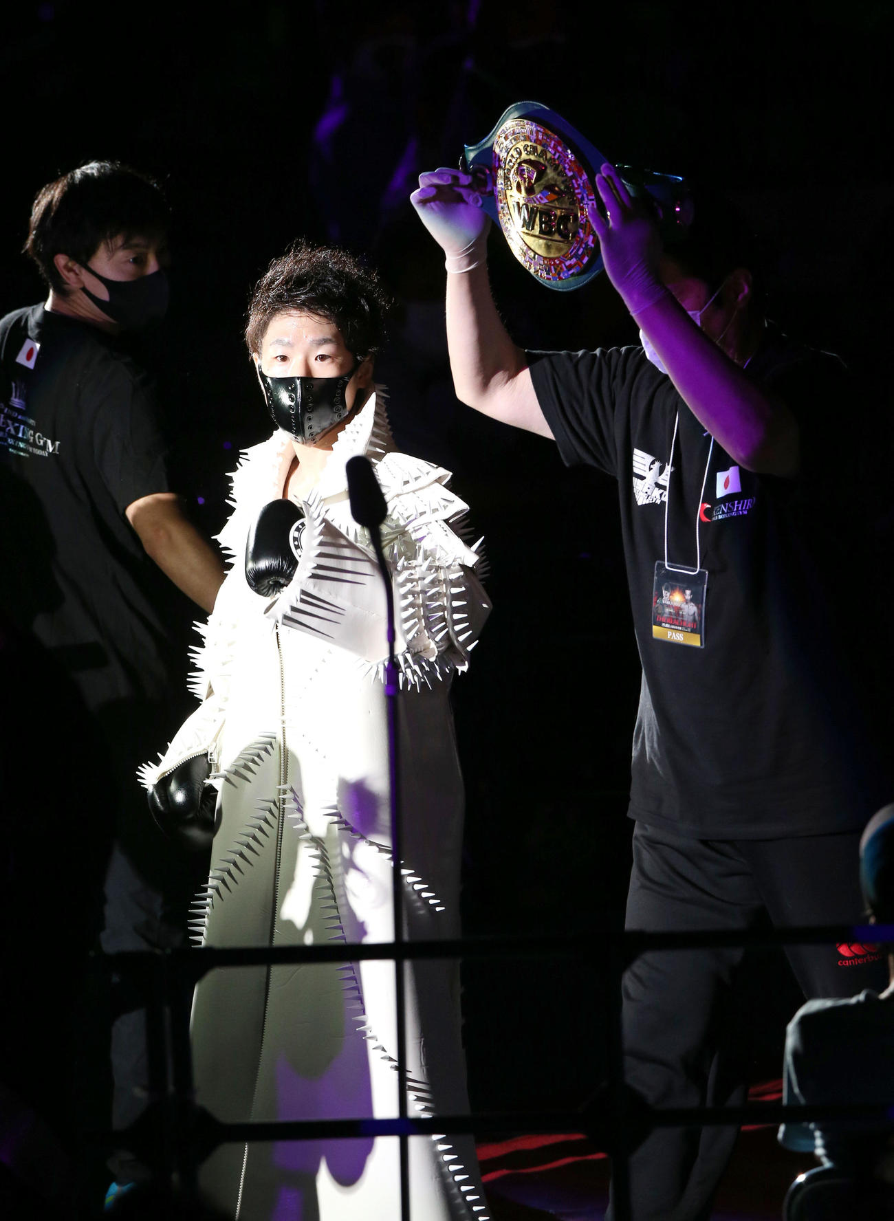 WBC世界ライトフライ級戦　入場する王者寺地（撮影・上山淳一）