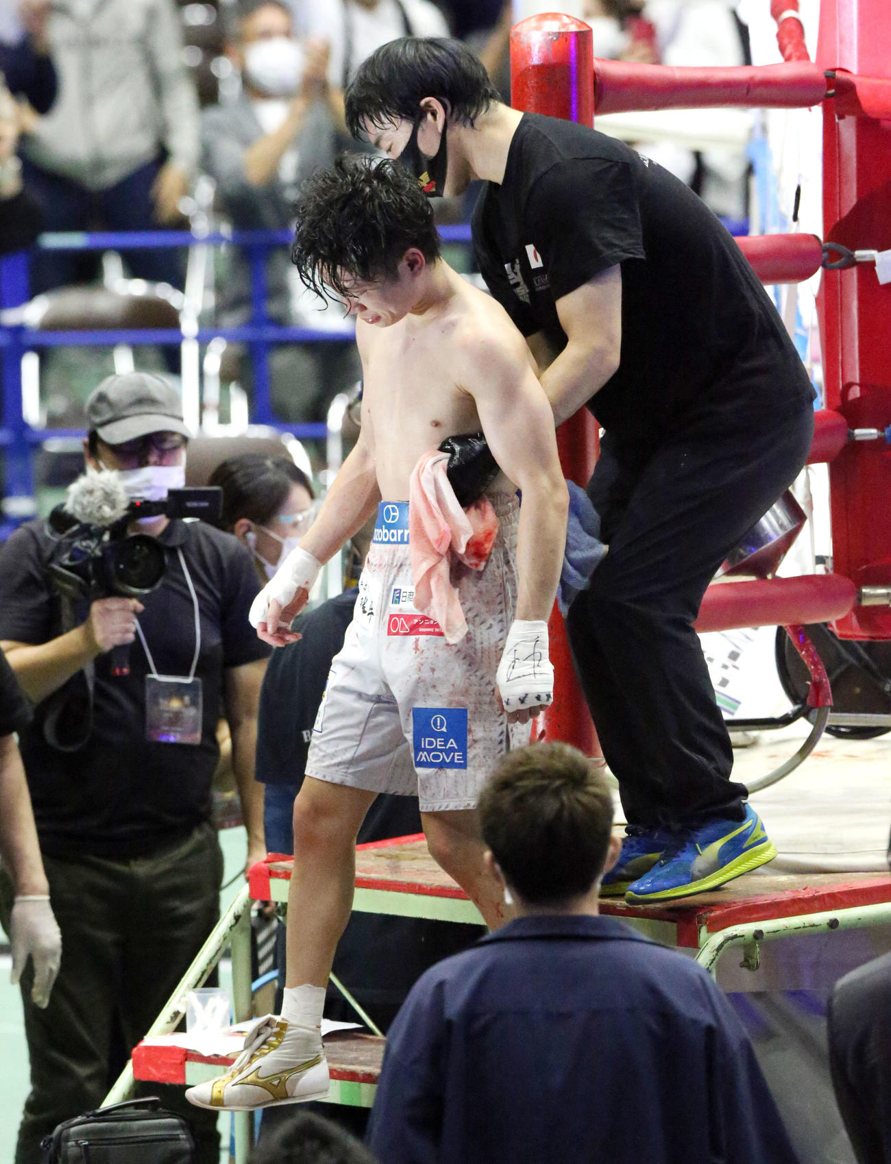 WBC世界ライトフライ級戦　寺地拳四朗対矢吹正道　寺地（中央）は矢吹に敗れリングを後にする（撮影・上山淳一）