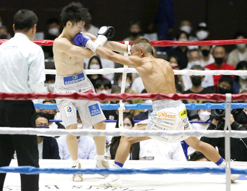 WBC世界ライトフライ級戦　寺地拳四朗対矢吹正道　2回、寺地（左）を攻める矢吹（撮影・上山淳一）