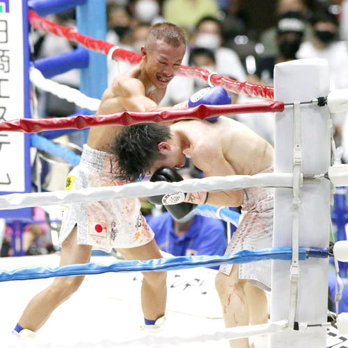 WBC世界ライトフライ級戦　寺地拳四朗対矢吹正道　10回、寺地（手前）を攻める矢吹（撮影・上山淳一）
