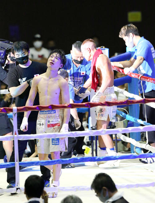 矢吹（右後方）に敗れて王座から陥落し、天を見上げる寺地（撮影・上山淳一）