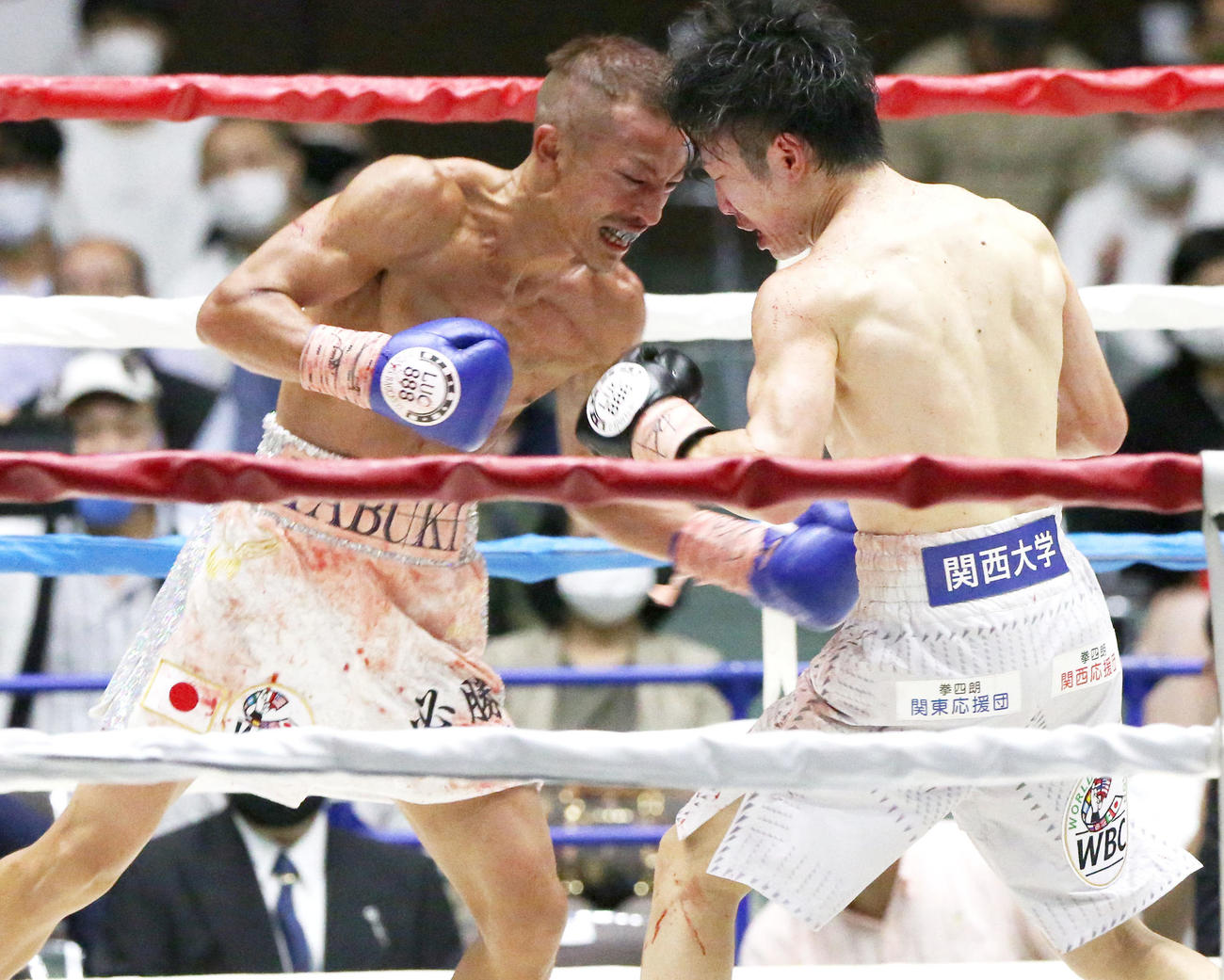 10回、寺地（右）にボディーを放つ矢吹（撮影・上山淳一）
