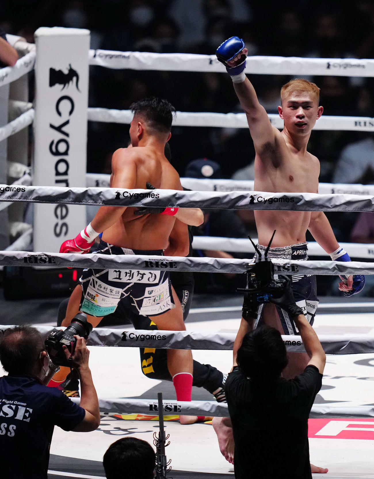 北井智大対YA－MAN 1回、北井（左）にTKO勝ちしガッツポーズするYA－MAN（撮影・江口和貴）