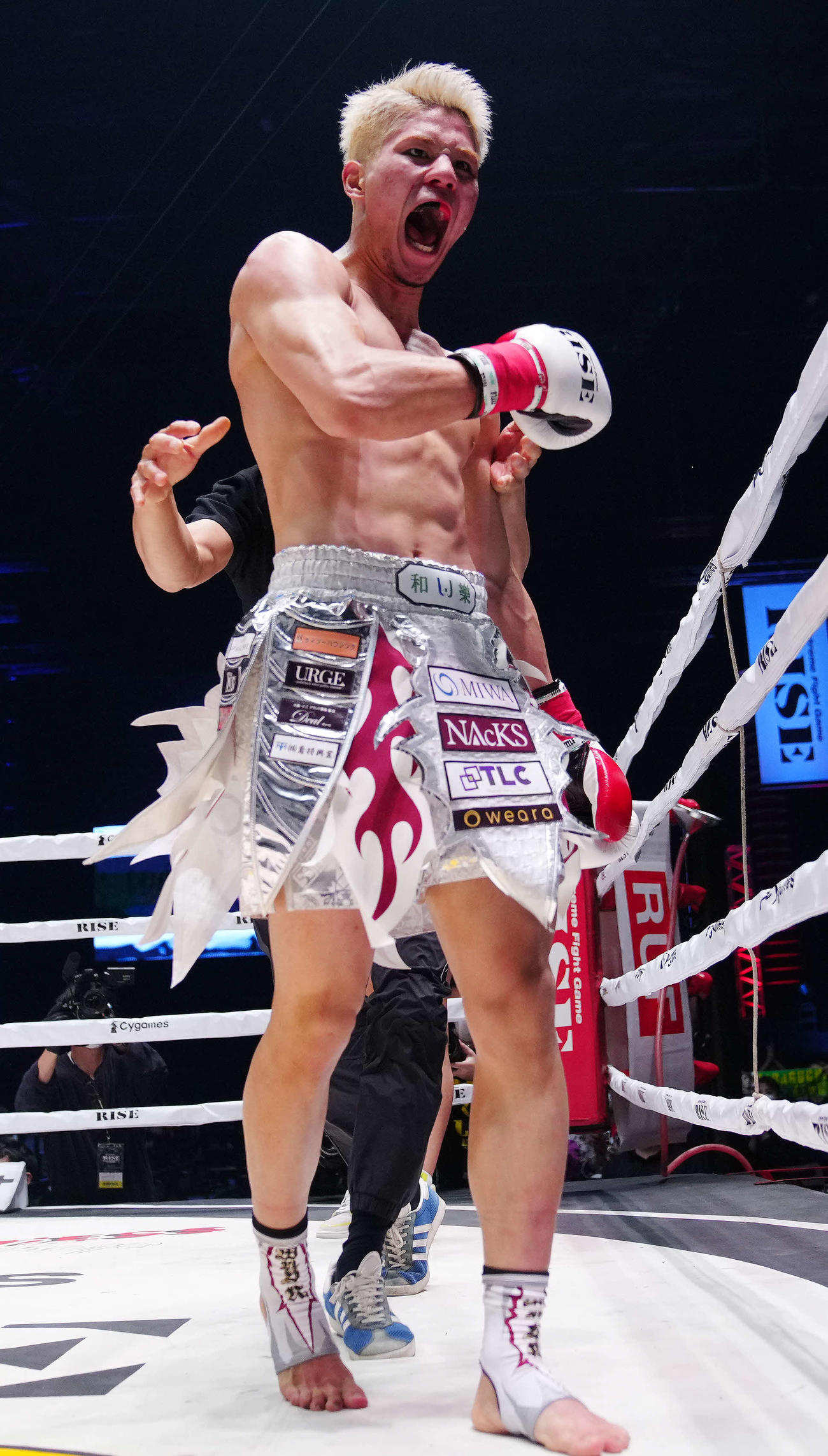 原口健飛対タップロン　タップロンに3回TKO勝ちし雄たけびを上げる原口（撮影・江口和貴）