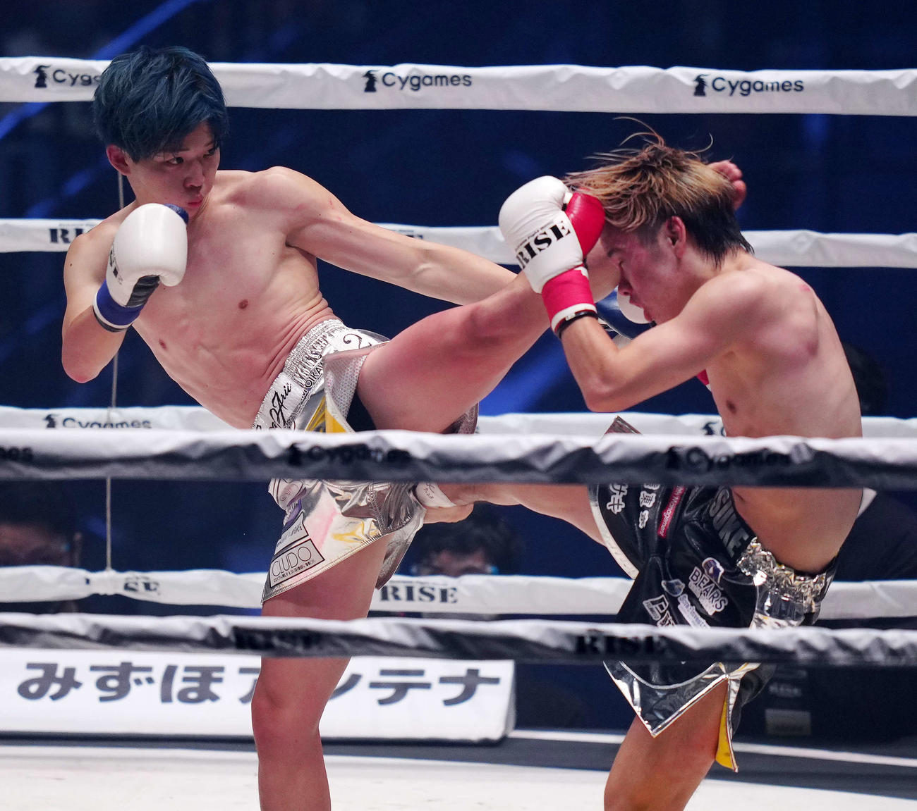 京介対有井渚海　3回、京介（右）にハイキックを放つ有井（撮影・江口和貴）