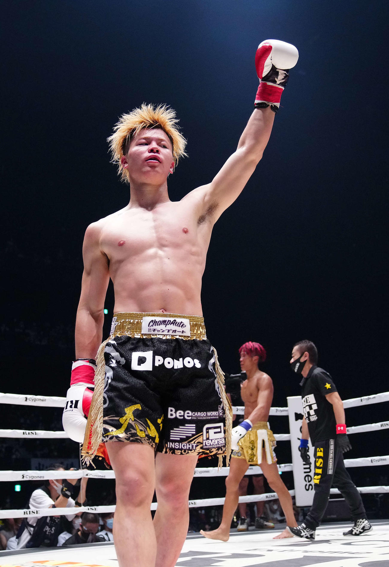 那須川天心対鈴木真彦　3回終了後、勝利を確信しガッツポーズする那須川天（撮影・江口和貴）