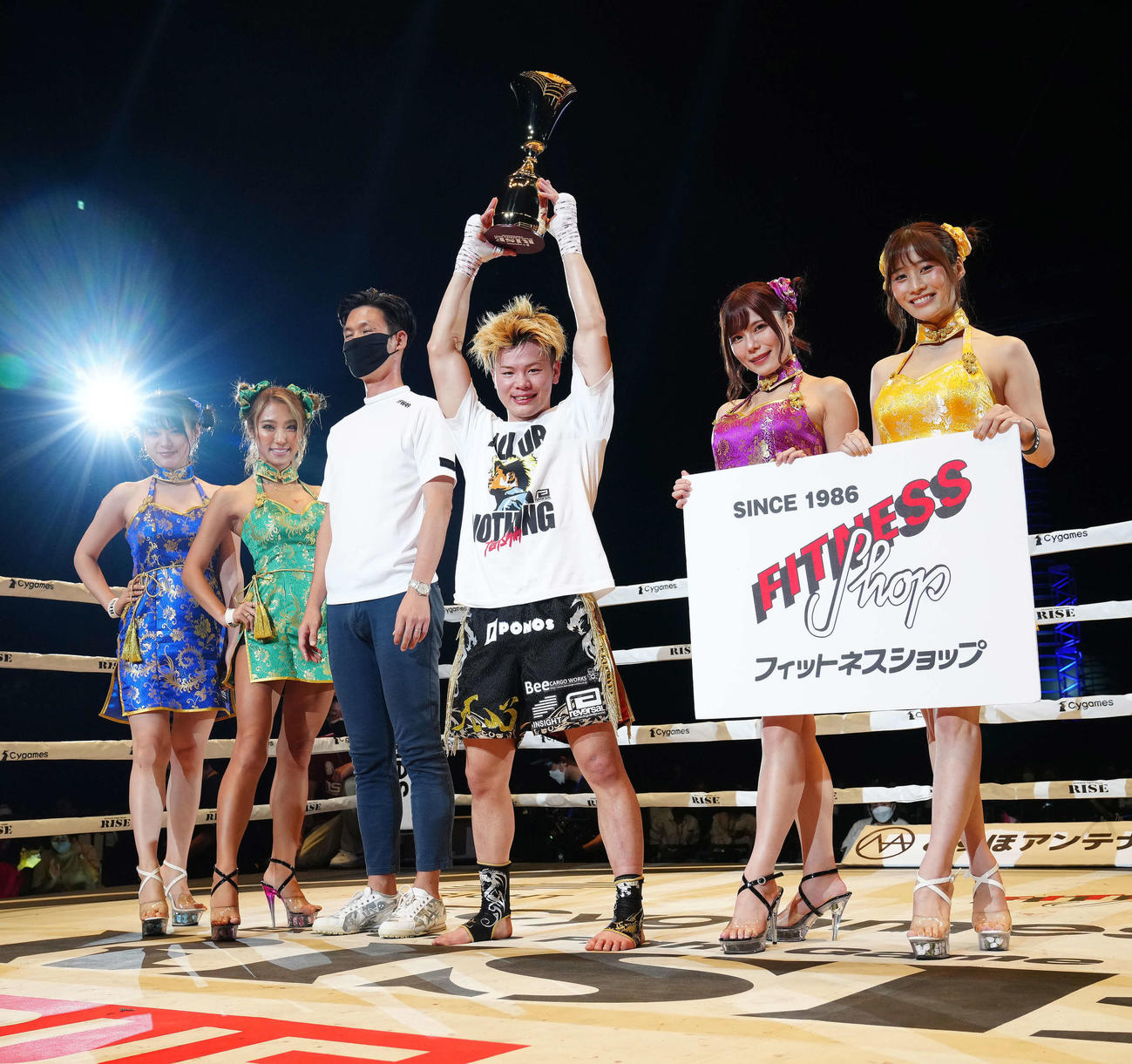 那須川天心対鈴木真彦　鈴木に3回判定勝ちしトロフィーを掲げる那須川天（左から4人目）（撮影・江口和貴）