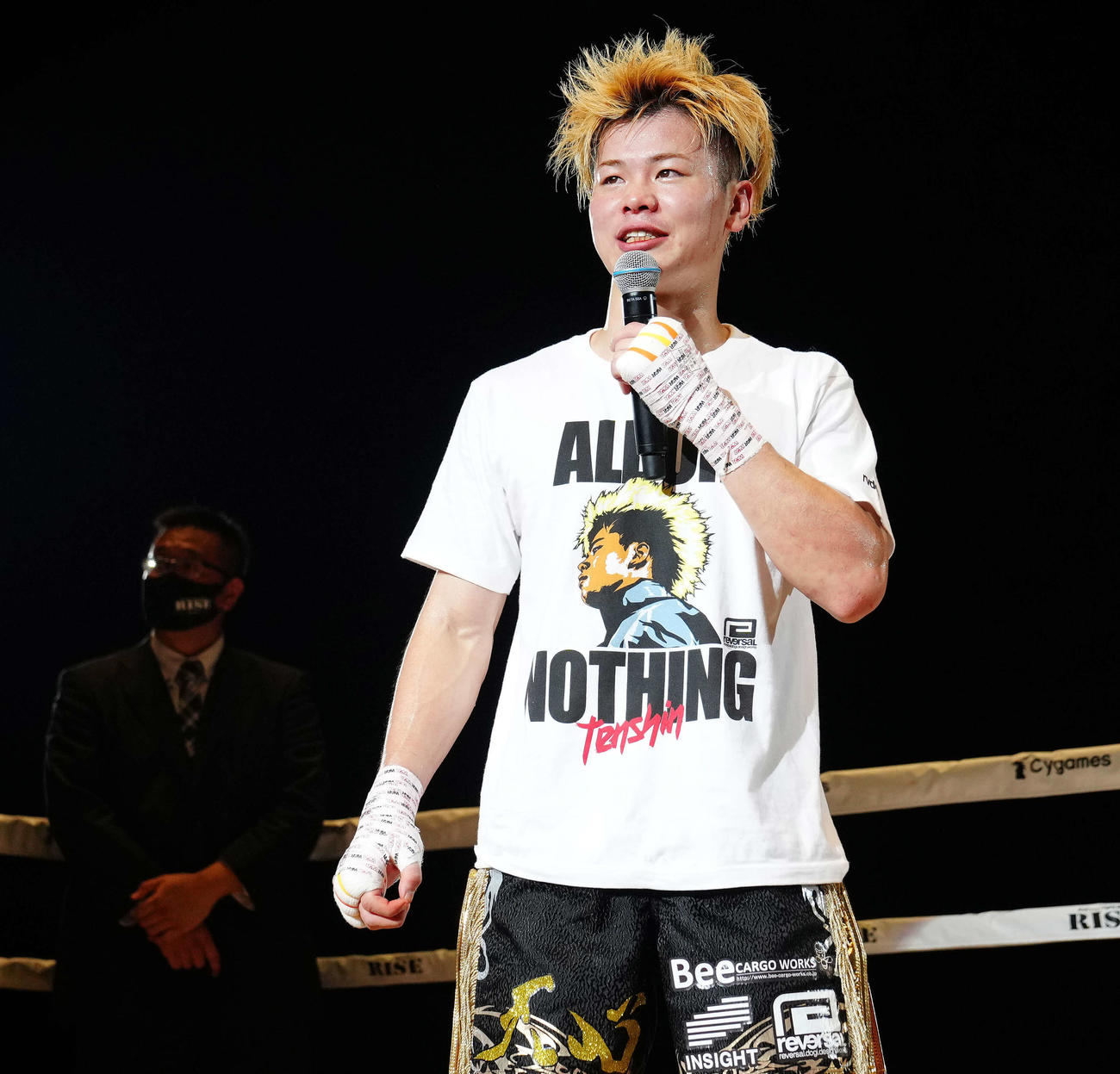 那須川天心対鈴木真彦　鈴木に3回判定勝ちし、あいさつする那須川天（撮影・江口和貴）