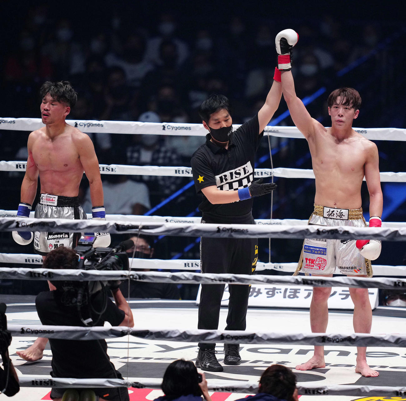 実方拓海対伊藤澄哉　伊藤（左）に3回判定勝ちした実方（撮影・江口和貴）