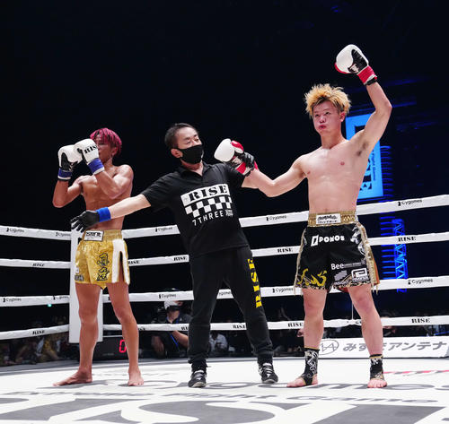 那須川天心対鈴木真彦　鈴木（左）に3回判定勝ちした那須川天（撮影・江口和貴）