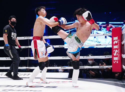 那須川龍心対山崎天輔　2回、山崎（左）にキックを放つ那須川龍（撮影・江口和貴）