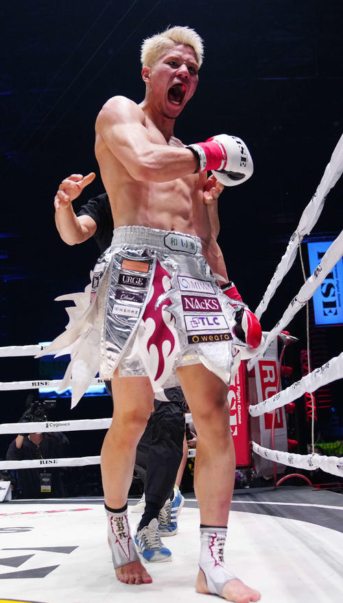原口健飛対タップロン　タップロンに3回TKO勝ちし雄たけびを上げる原口（撮影・江口和貴）
