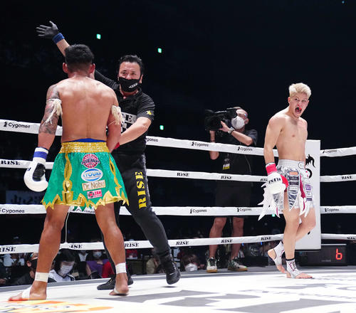 原口健飛対タップロン　タップロン（左）に3回TKO勝ちし雄たけびを上げる原口（撮影・江口和貴）