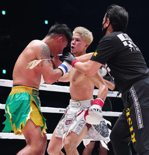 原口健飛対タップロン　3回、タップロン（左）からダウンを奪う原口（撮影・江口和貴）