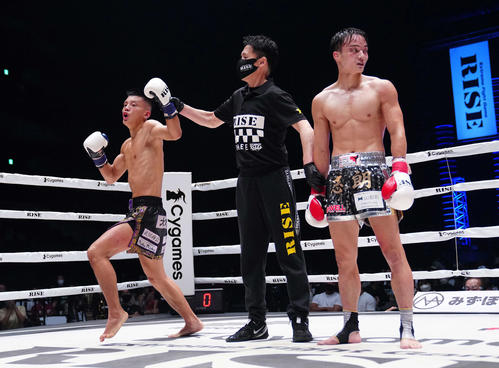 志朗対風音　延長で志朗（右）に判定勝ちし歓喜する風音（撮影・江口和貴）