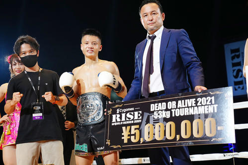 志朗対風音　延長判定勝ちで志朗を破り優勝した風音（中央）（撮影・江口和貴）