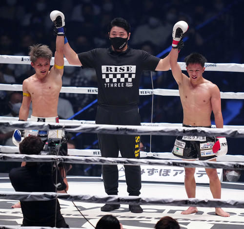 酒井柚樹対KING TSUBASA　判定で3回引き分けとなった酒井（右）とTSUBASA（撮影・江口和貴）