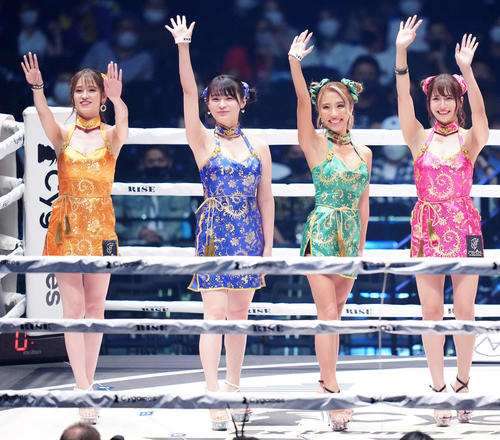 RISE横浜大会のリングに上がるラウンドガール（撮影・江口和貴）