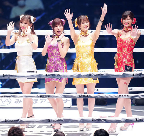 RISE横浜大会のリングに上がるラウンドガール（撮影・江口和貴）