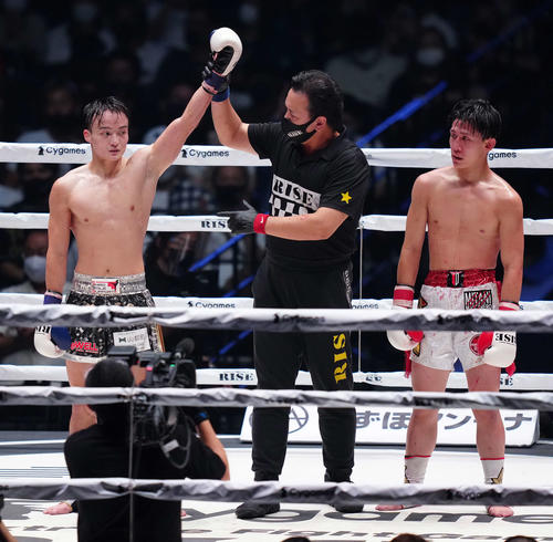 滉大対志朗　滉大（右）に3回判定勝ちし決勝進出の志朗（撮影・江口和貴）