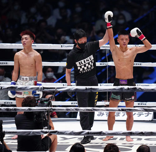 風音対政所仁　政所（左）に3回判定勝ちし決勝進出の風音（撮影・江口和貴）