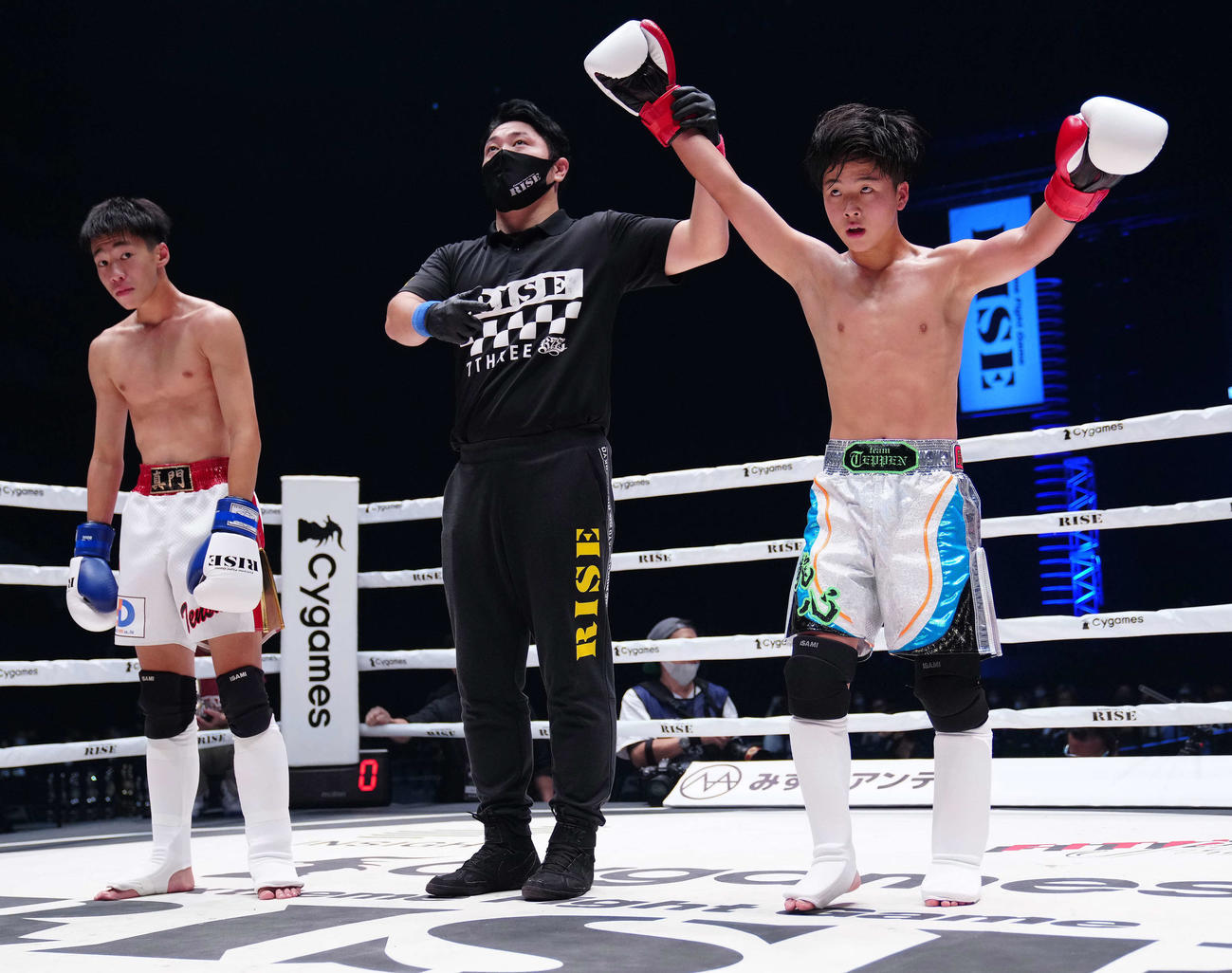 那須川龍心対山崎天輔　山崎（左）に判定勝ちした那須川龍（撮影・江口和貴）