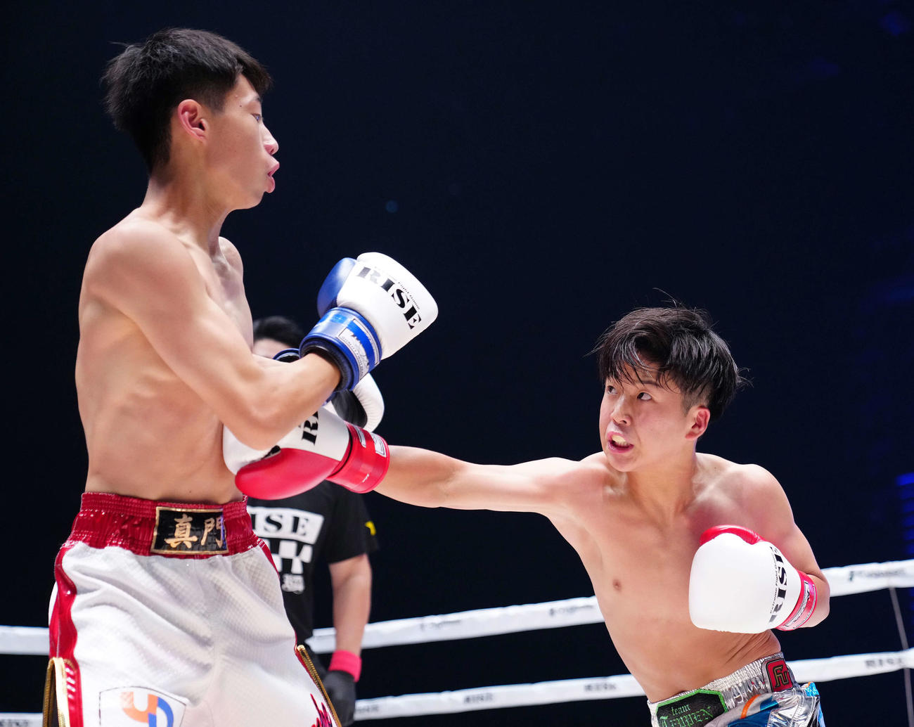 那須川龍心対山崎天輔　1回、山崎（左）のボディーにパンチを放つ那須川龍（撮影・江口和貴）