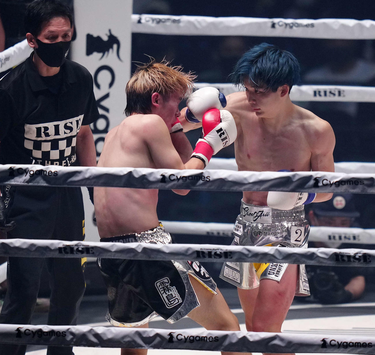 京介対有井渚海　3回、京介（左）にパンチを放つ有井（撮影・江口和貴）