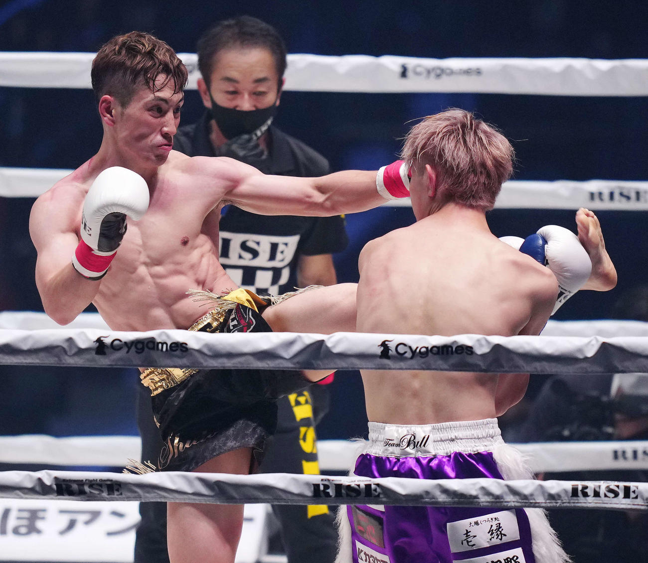 宮崎就斗対奥平将太　3回、奥平（右）にキックを放つ宮崎（撮影・江口和貴）