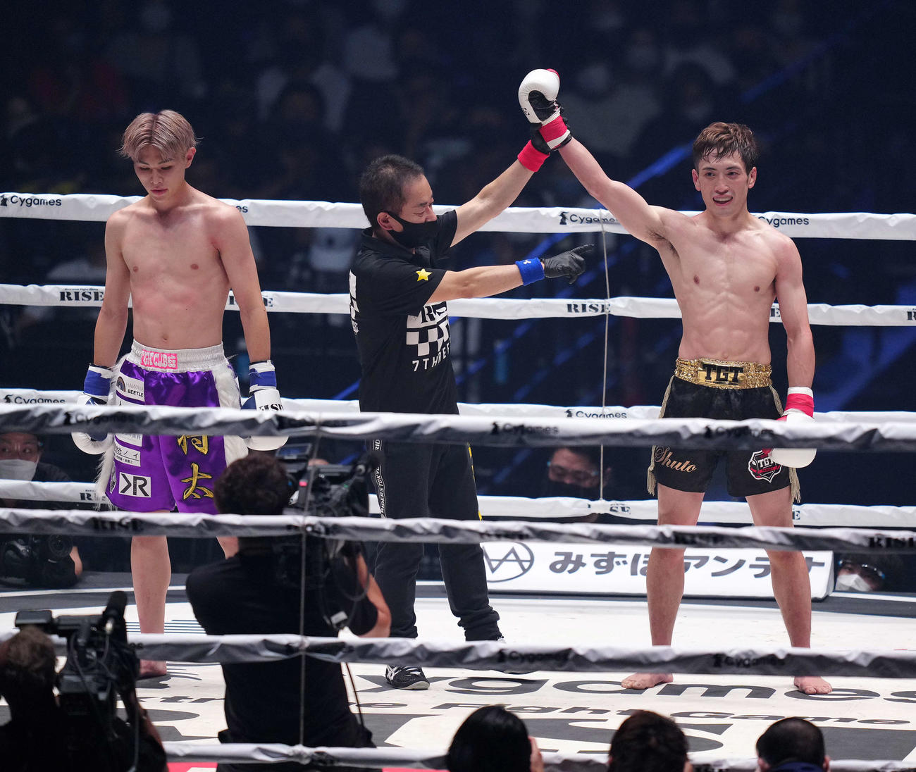 宮崎就斗対奥平将太　奥平（左）に3回判定勝ちした宮崎（撮影・江口和貴）