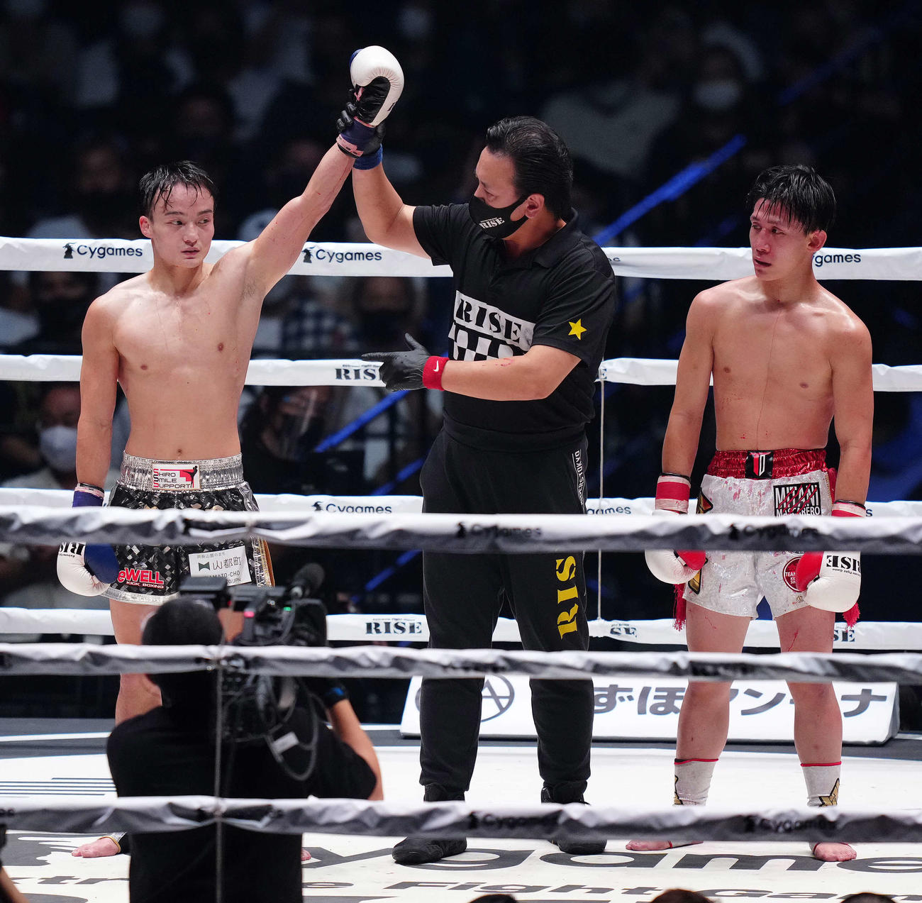 滉大対志朗　滉大（右）に3回判定勝ちし決勝進出の志朗（撮影・江口和貴）