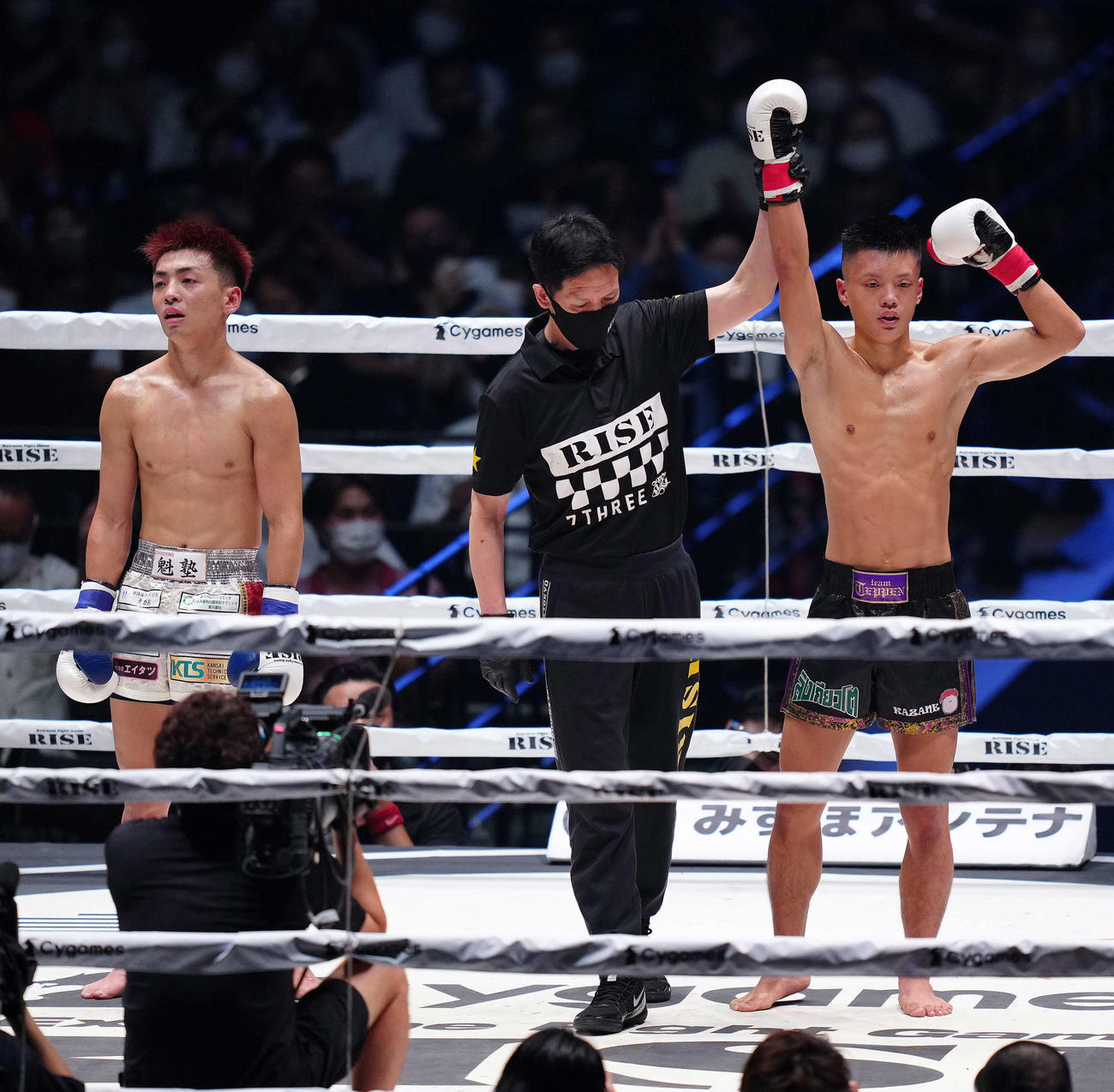 風音対政所仁　政所（左）に3回判定勝ちし決勝進出の風音（撮影・江口和貴）