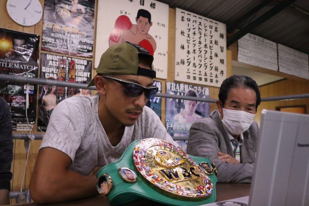 一夜明け会見に臨む新王者の矢吹（左）と緑ジム松尾会長（緑ジム提供）