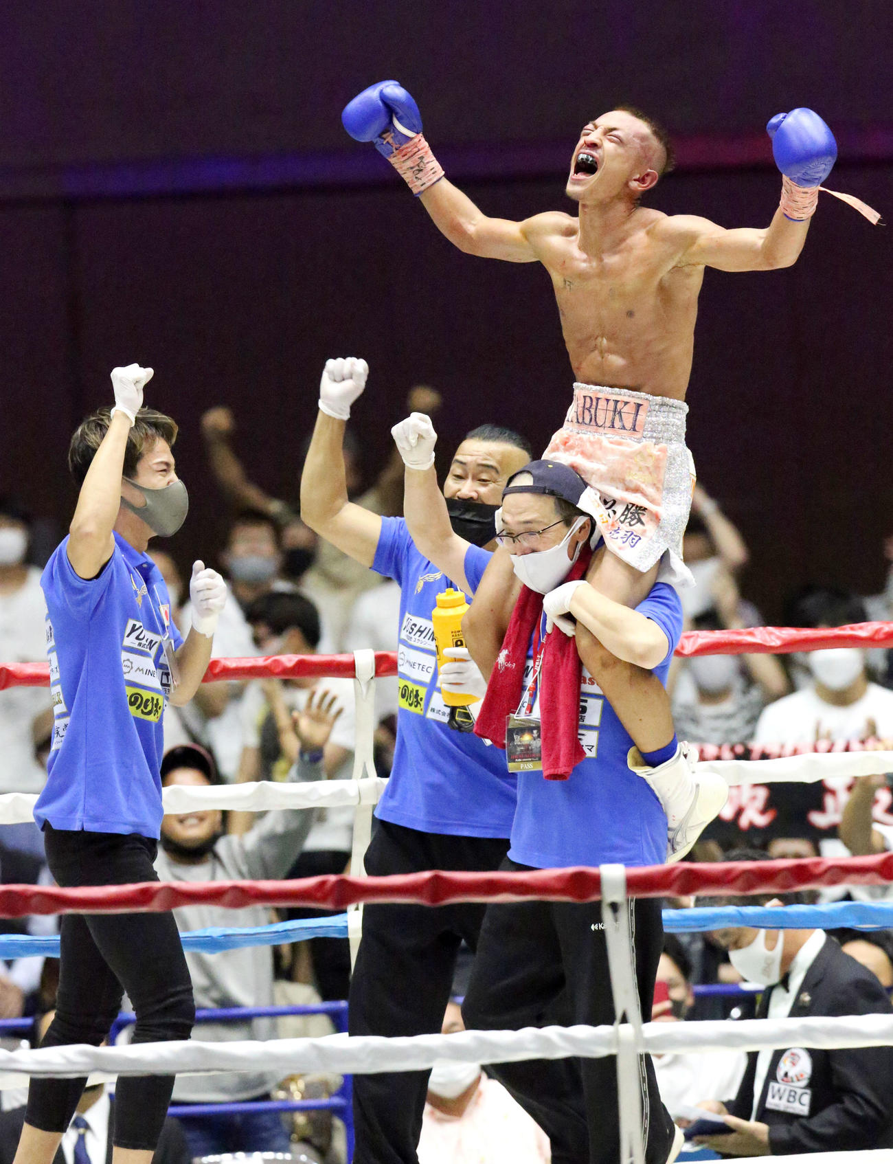 寺地にTKO勝ちし歓喜する矢吹正道（右上）（21年9月22日撮影）