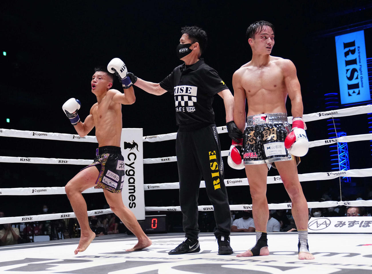 志朗対風音　延長で志朗（右）に判定勝ちし歓喜する風音（撮影・江口和貴）