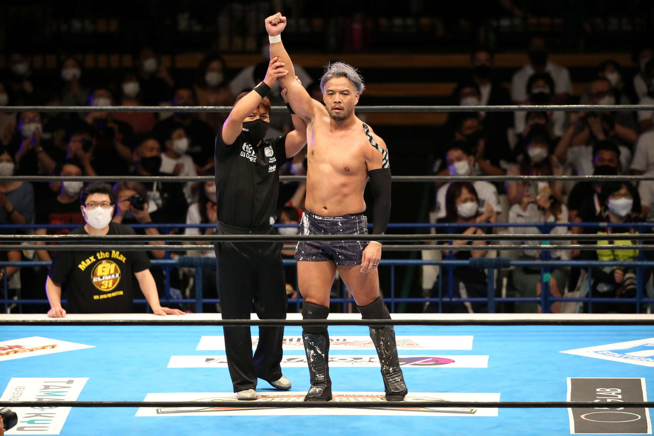 高橋に勝利し、手を上げるKENTA（撮影・阿部泰斉）