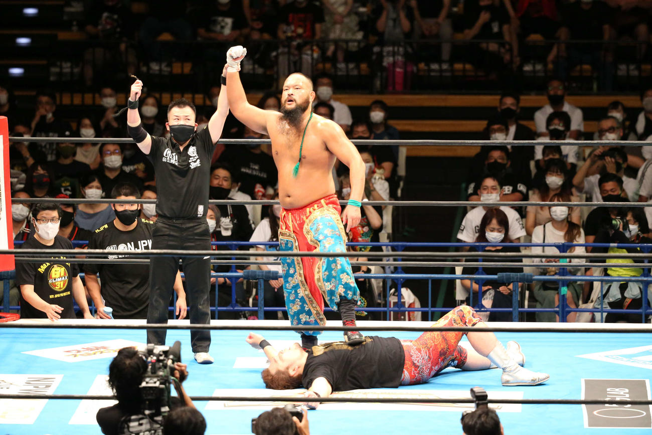 矢野（下）に勝利し、観客にアピールするグレート－O－カーン（撮影・阿部泰斉）