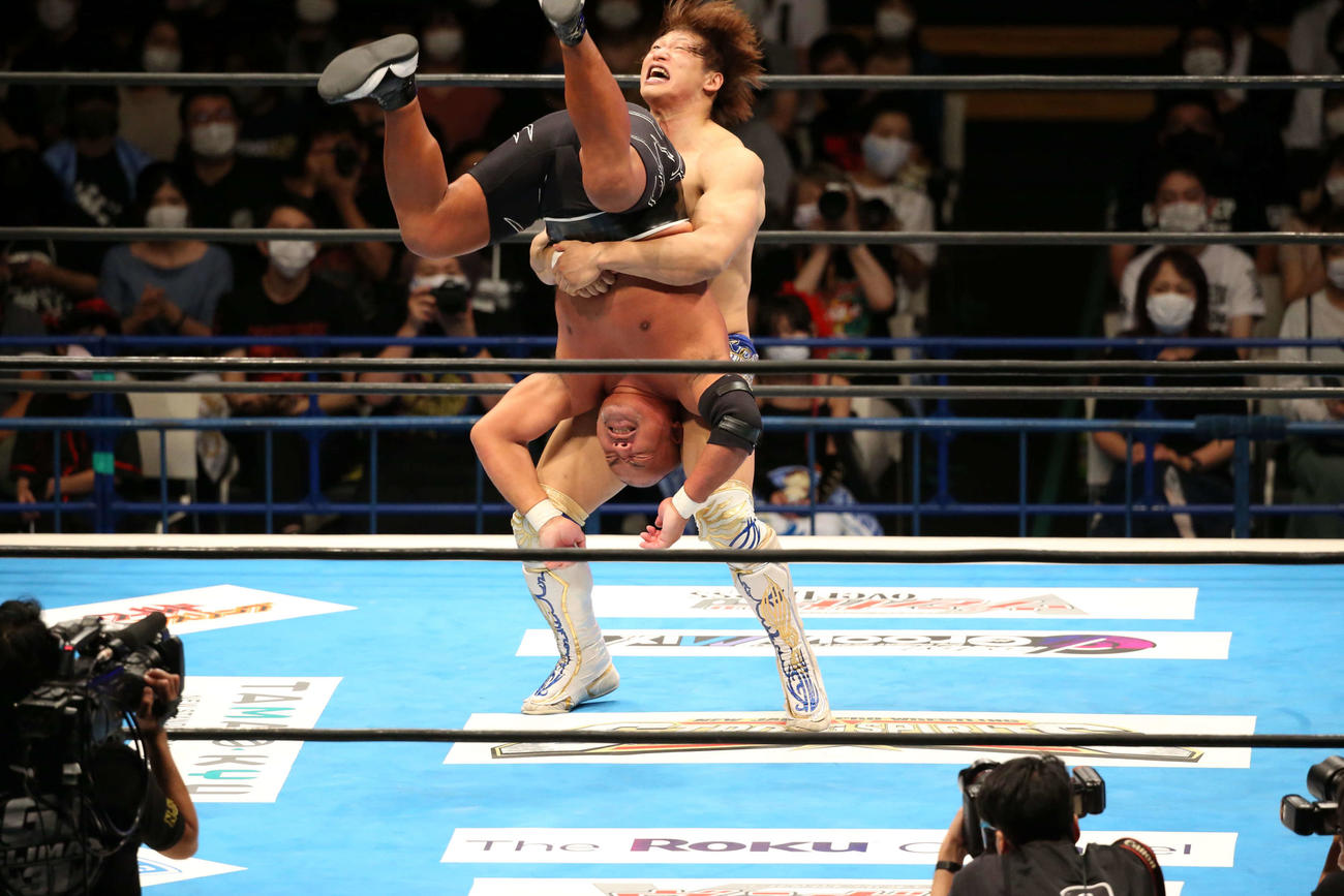 石井（左）を攻める飯伏（撮影・阿部泰斉）