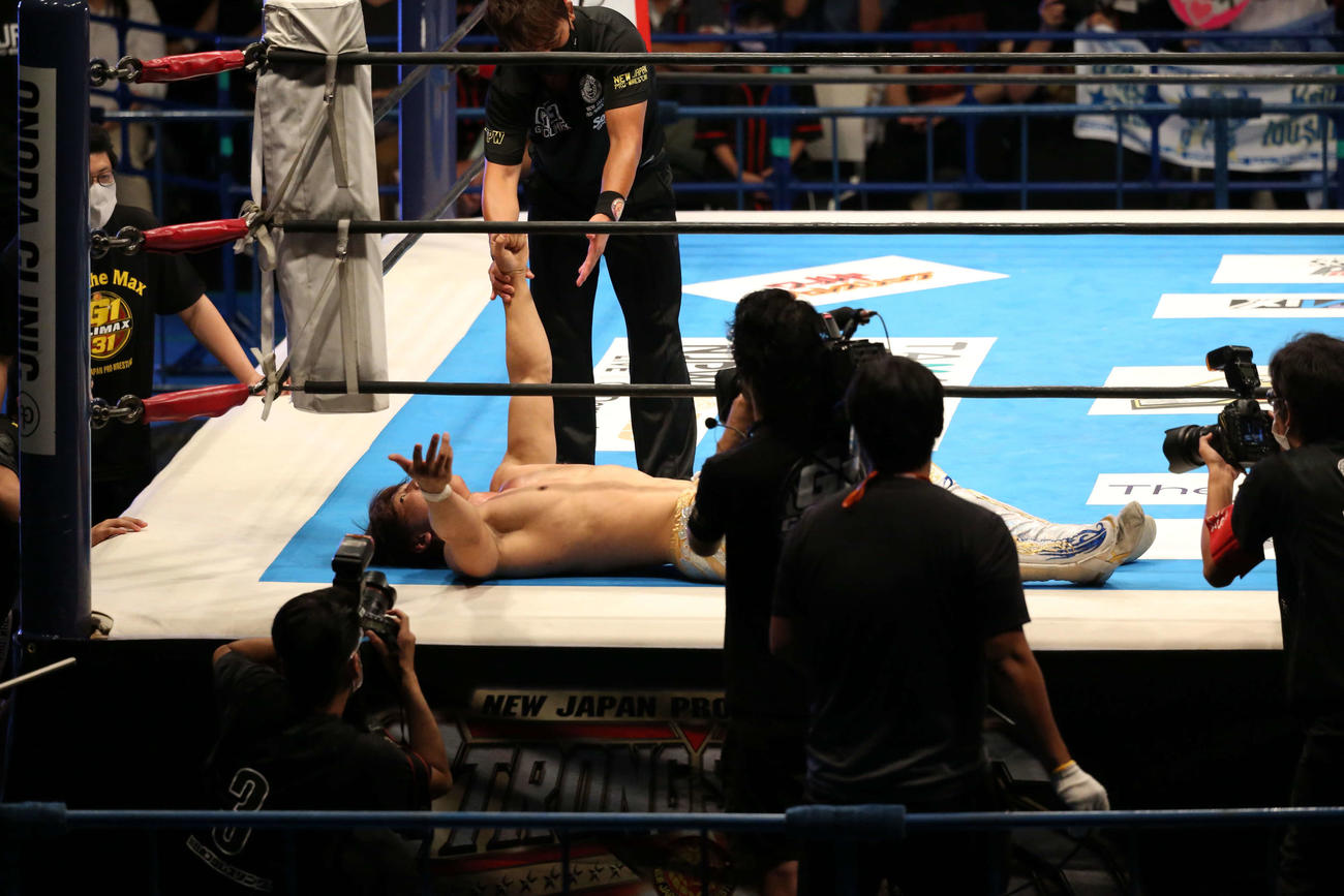 石井に勝利し、レフェリーに手を上げられる飯伏（撮影・阿部泰斉）