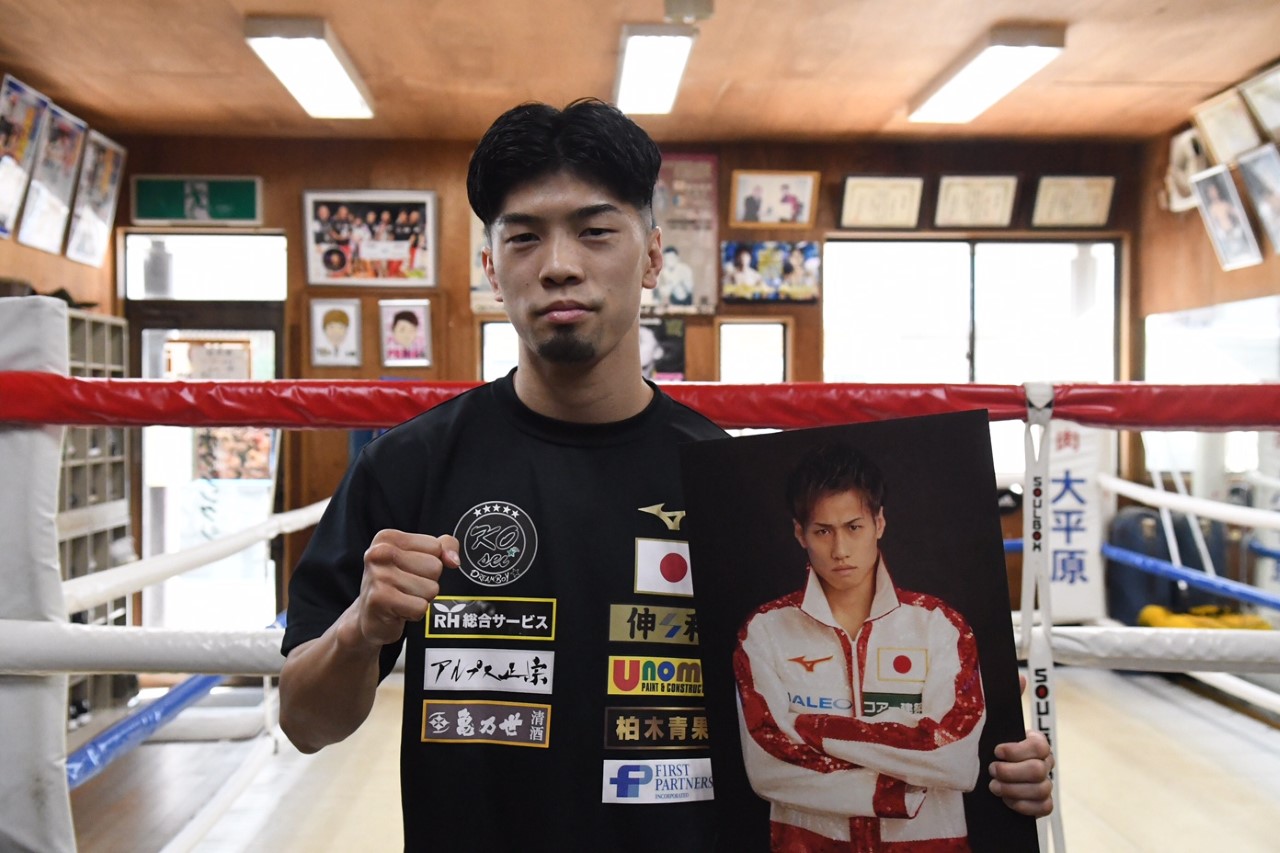 再起戦の相手、石田の写真を手に気合の田中（畑中ジム提供）