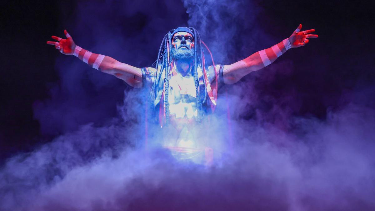 デーモン・キングとなって登場したベイラー（C）2021 WWE, Inc. All Rights Reserved.