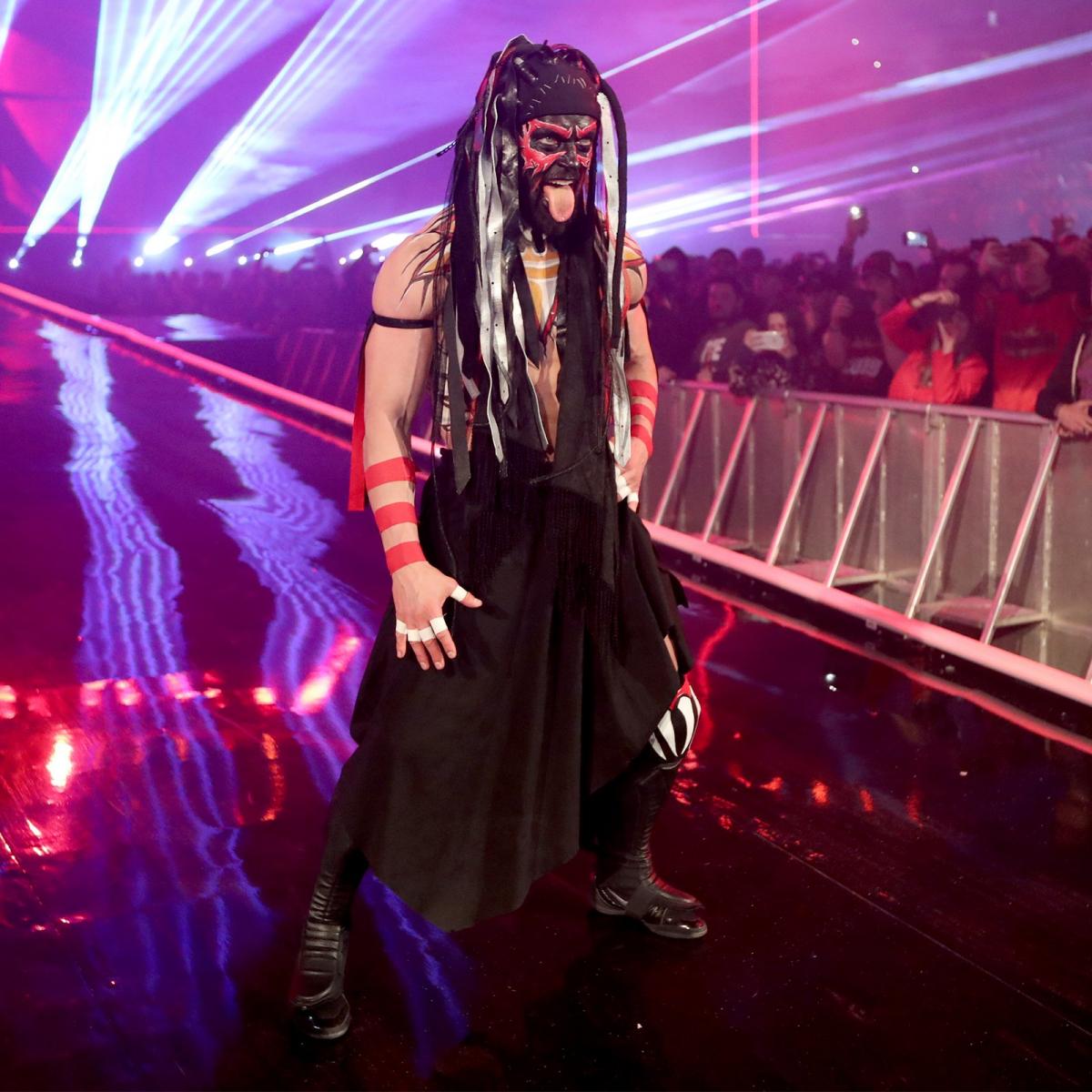 悪魔のようなドレッドヘアを装着し、ステージを歩くデーモン・キング仕様のベイラー（C）2021 WWE, Inc. All Rights Reserved.